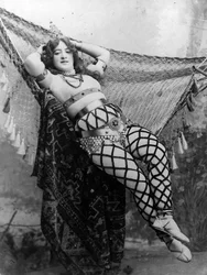 Sarah Brown Poseert als Cleopatra voor het Bal des Quatzarts, 1893